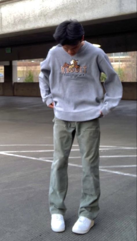 Gray Crewneck Outfit Men, Teen Men Fashion, Gray Crewneck Outfit, Crewneck Outfit Men, Spot Foto, Crewneck Outfit, Y2k Outfits Men, Minimal Streetwear, Gray Crewneck