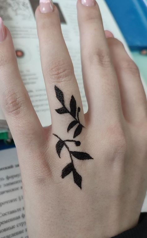 Small Tattoos With Pen, Pen Tatoos Ideas, Hand Tattoos Pen, Hand Pen Tattoo, Pen Tattoo Ideas Doodles On Hand, Easy Hand Drawings, Cute Henna Tattoos, Cute Henna, Arm Painting