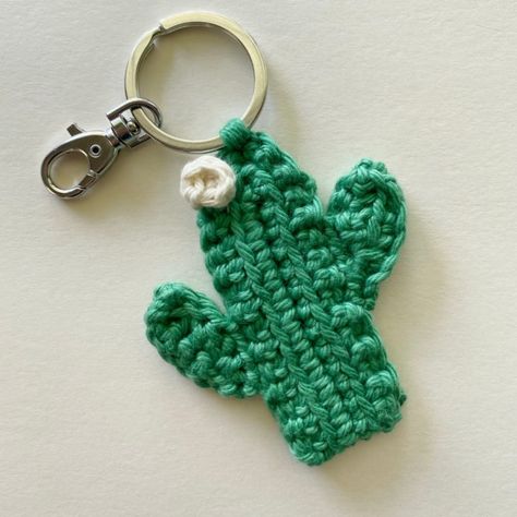 Sierra Saguaro Crochet Keychain – High Desert Yarn Crochet Cactus Keychain, Crochet Keychain Pattern Free, Yarn Stash Buster, Spring Crochet Patterns, Crochet Keychain Patterns, Crochet Hair Scrunchies, Scrunchies Crochet, Summer Crochet Patterns, Cactus Keychain