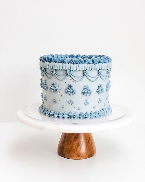 Blue Vintage Cake, Light Blue Cake, Blue And White Cake, Bolo Vintage, Floral Wedding Cakes, Pretty Birthday Cakes, Cute Birthday Cakes, Just Cakes, White Cake