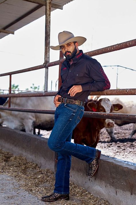 Mens Clothing Styles Over 40, Hot Cowboy, Latino Men, Bota Country, Mexican Men, Estilo Country, Cowboy Outfits, Country Men, Mens Casual