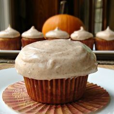 Pumpkin Cupcakes With Cinnamon Cream, Cinnamon Cream Cheese, Cinnamon Cream Cheese Frosting, Pumpkin Cupcakes, Pumpkin Spice Cupcakes, Think Food, Yummy Sweets, How Sweet Eats, Cakepops