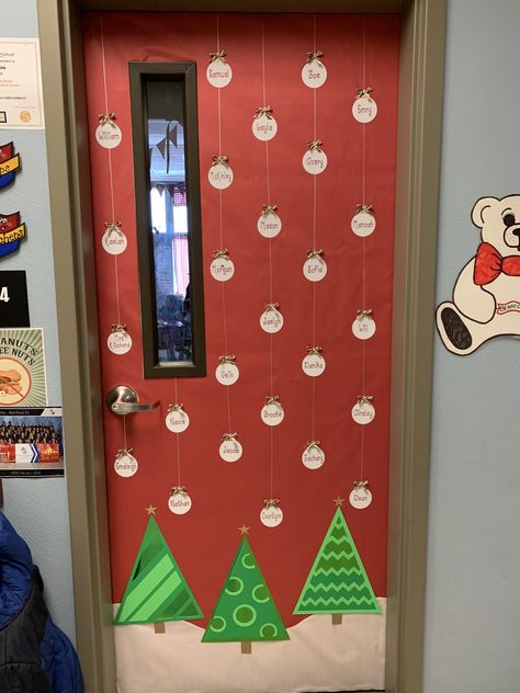 Door Wraps, Office Christmas Decorations, Office Christmas, Door Decorations Classroom, Classroom Door, Christmas Door Decorations, Christmas Door, Winter Crafts, Christmas Presents