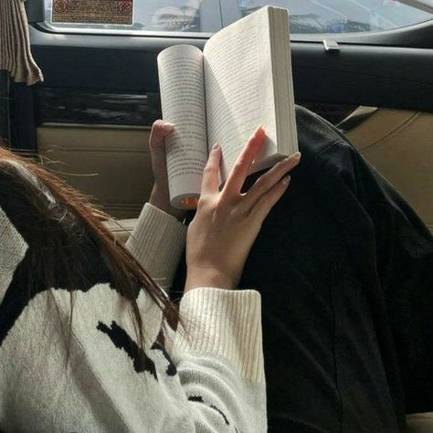 Book Lover Aesthetic, Lover Aesthetic, Aesthetic Pfp, Book Lover, A Woman, Reading