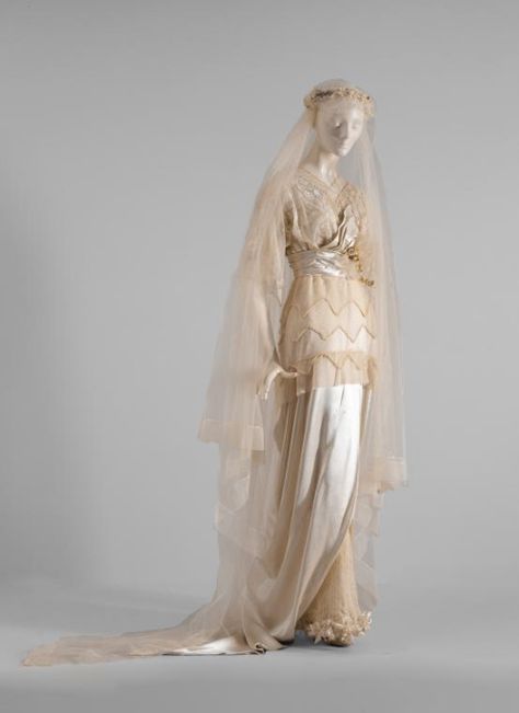 Wedding dress, 1913-14 From the National Gallery of Victoria Antique Wedding Dress, Look Gatsby, 1910s Fashion, 20th Century Fashion, Edwardian Dress, Silk Tulle, Old Dresses, Antique Wedding, Wedding Gowns Vintage