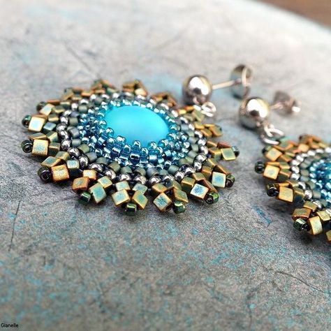 Incorporating herringbone. Needs to be an even number around Beaded Cabochon, Beads Inspiration, Sun Earrings, Herringbone Stitch, Beaded Jewelry Designs, Beaded Earrings Patterns, Midnight Sun, Earrings Inspiration, Bead Work Jewelry