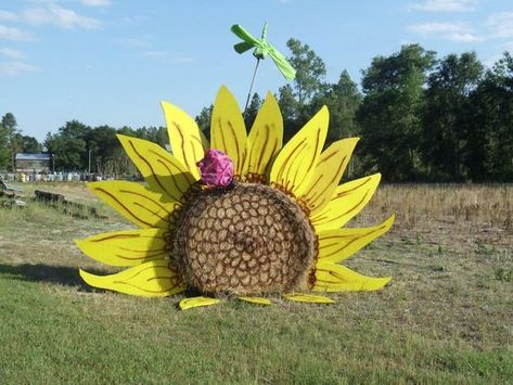 Painted Hay Bale Ideas, Hay Bale Decorating Ideas, Decorated Hay Bales, Hay Bale Fall Decor, Hay Bale Fall, Hay Bale Decor, Painted Hay Bales, Haybale Decorating, Hay Bale Decorations