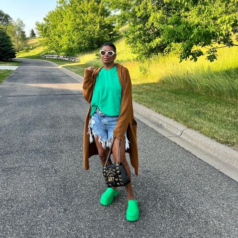 Platform Mules Outfit Street Styles, Mules Shoes Outfit Black Women, Green Mules Outfit, Chunky Mules Outfit, Platform Mules Outfit, Mules Shoes Outfit, Mule Shoes Outfit, Mules Outfit, Trending 2023