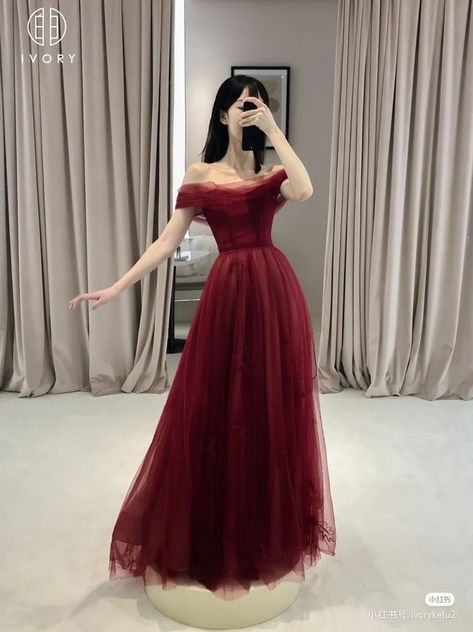 Dark Red Elegant Dress, Deep Red Prom Dresses, Prom Dresses Dark Colors, Prom Dress Inspiration Red, Dress Promnight Elegant, Blood Red Prom Dress, Dark Red Dress Prom, Vestidos Elegantes Aesthetic, Dark Red Dress Long Elegant