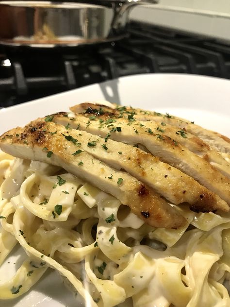 Fettuccine Alfredo Fettuccine Alfredo Aesthetic, Fettechini Alfredo, Chicken Alfredo Pasta Aesthetic, Aesthetic Fettuccine Alfredo, Traditional Fettuccine Alfredo, Fettucini Alfredo Recipe, Fettucini Alfredo, Pasta Food, Alfredo Recipe