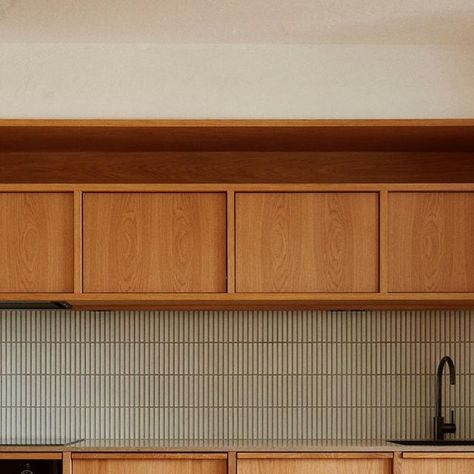 Vermland on Instagram: "Vermland kitchen Vol in oak and brass details. Beautiful interior design by @lumierebricoleur. photos @j.drejer . . . . #oakkitchen #newkitchen #scandinaviandesign #vermland #kitchendesign #oakdetails #stainlesssteel" Oak Kitchen Design Ideas, Vermland Kitchen, Danish Kitchen Design, Ash Kitchen, Hanging Kitchen Cabinets, Dirty Kitchen Design, Danish Kitchen, Dirty Kitchen, Brown Kitchens