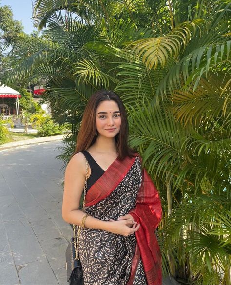 ig.anannyaaa_05 Saree Wearing Styles, Trendy Outfits Indian, Dresses Traditional, Saree Poses, Indian Look, Casual Indian Fashion, Desi Fashion Casual, Simple Sarees, Indian Fashion Saree