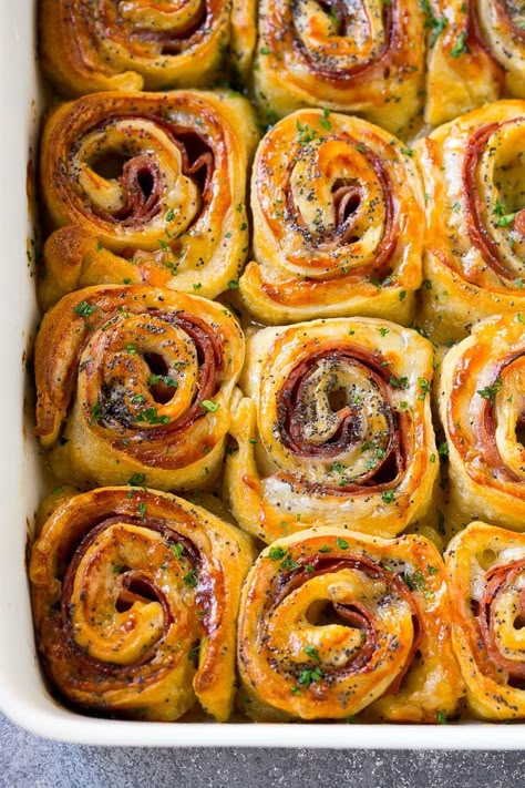 Ham and Cheese Pinwheels Recipe | Ham and Cheese Roll Ups | Ham and Cheese Rolls | Ham and Cheese Bread Rolls #ham #cheese #appetizer #pinwheels #dinneratthezoo Make Ahead Christmas Appetizers, Holiday Apps, Holiday Appetizers Christmas, Ham And Cheese Pinwheels, Best Holiday Appetizers, Pin Wheels, Bake Christmas, Appetizer Party, Macaroni Soup