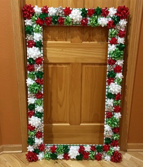 Christmas Party Picture Frame, Holiday Booth Ideas, Christmas Party Photo Booth Ideas, Christmas Party Decor Diy, Christmas Photo Frame Diy, Christmas Photo Frame Ideas, Christmas Props For Pictures, Christmas Picture Backdrop Ideas, Easy Christmas Photo Backdrop