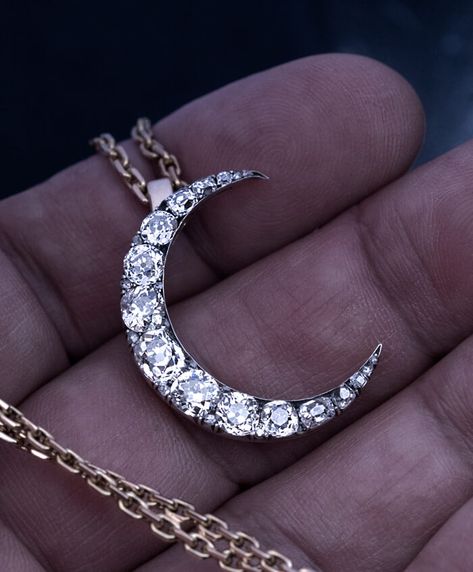 Diamond Crescent Moon Necklace, Moon Priestess, Lunar Dragon, Diamond Moon Necklace, Vintage Engagement Rings Simple, Crescent Moon Jewelry, Gold Crescent Moon, Beautiful Rings Vintage, Gold Jewelry Outfits