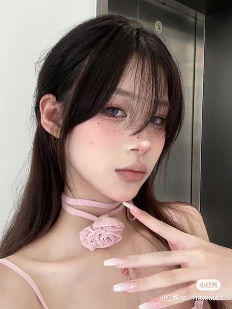 Pink Douyin Makeup, Chinese Douyin Makeup, Chinese Douyin, Asian Makeup Style, Bardot Hair, Makeup Cute, Douyin Makeup, Ethereal Makeup, Pink Makeup