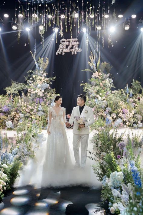 Korean Wedding Reception, Korea Wedding Decoration, Led Backdrop, Wedding Walkway, Indoor Wedding Decorations, Pastel Wedding Theme, Vietnam Wedding, Tv Weddings, English Garden Wedding