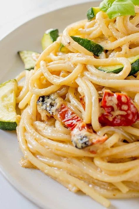 Sun Dried Tomato Alfredo With Zucchini Spaghetti - Yummy Zucchini Alfredo Alfredo Pasta With Veggies, Sun Dried Tomato Alfredo, Alfredo With Zucchini, Pasta With Zucchini And Tomatoes, Zucchini Alfredo, Lavender Macarons, Creamy Spaghetti, Pasta With Alfredo Sauce, Cooking Spaghetti