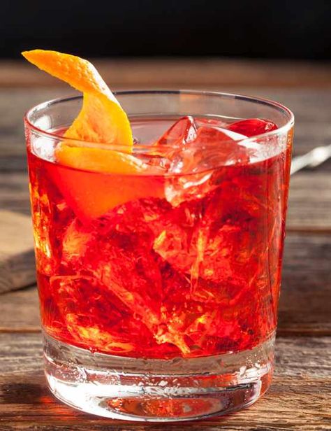 Negroni Cocktail Recipe Fed up of the same old mulled wine? Check out our mulled white wine recipe instead, or try a negroni sbagliato. Swapping the gin for prosecco makes for a lighter negroni and softens the bitterness, an ideal aperitif for those who find a classic negroni a bit much Campari Drinks, Ginger Ale Cocktail, Negroni Sbagliato, White Wine Recipes, Unsweetened Cranberry Juice, Negroni Recipe, Pear Cocktails, Making Beer, Italian Night