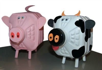 The Coolest Recycled Art Projects for Kids - Craftfoxes Recycle Craft, Pig Crafts, Recycled Art Projects, Eco Friendly Art, Animal Crafts For Kids, Plastic Bottle Crafts, Piggy Banks, Recycled Art, Recycled Crafts