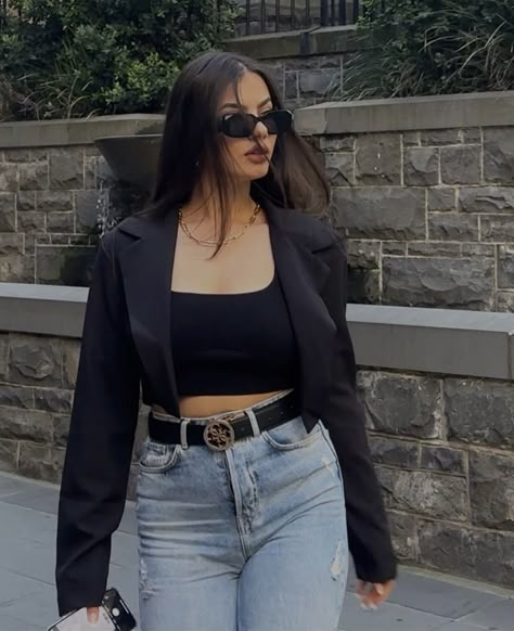 Outfit With Cropped Blazer, Black Cropped Blazer Outfit, Cropped Blazer Outfit, Outfits Coquette, Japan Outfits, Fashion Model Photography, Blouse Casual Fashion, Jean Jacket Outfits, 2000s Style