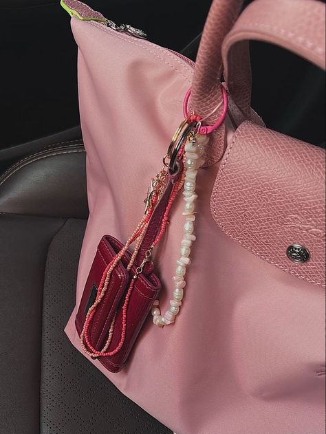 Longchamp Le Pliage Club, Aesthetic Feminine, Uni Bag, Feminine Outfits, Pink Clothing, Pink Bags, Inside My Bag, Longchamp Bag, Luxury Bags Collection