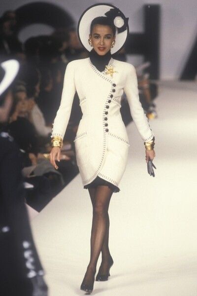 Chanel Fashion Outfits, 90s Couture, 1990 Style, Chanel Spring Summer, Coco Chanel Fashion, 90s Runway, Chanel Runway, 90s Runway Fashion, Chanel Style