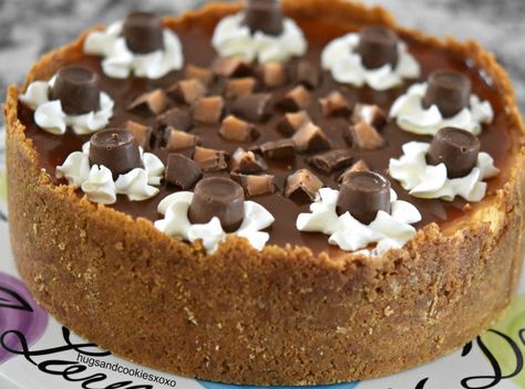 Rolo Caramel Cheesecake Caramel Topping Recipe, Rolo Cheesecake, Toffee Cheesecake, Chocolate Chip Cheesecake, Caramel Cheesecake, Layered Cake, Bake Desserts, Caramel Recipes, Melting Chocolate Chips