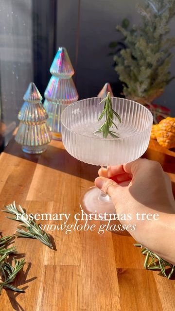 Peyton Pratte on Instagram: "Maybe the easiest and cutest cocktail accessory for the season🌲 It took 1 minute to do + 1 hour in the freezer but how cute is this for serving champagne or gin & tonics this holiday season?! Any cute clear-ish cocktail would work! Instructions: Cut a rosemary sprig to the height you want Place it upside down in the middle of the glass Add a little water, enough to cover the bottom layer of the rosemary Place in the freezer for an hour Remove and serve your favorite beverage in it! #christmas #christmastime #christmastree #christmascocktails #happyhour #cocktails #cocktail #cocktailbar #hacks #choosingbalance #christmasideas #christmasdecorations" Rosemary Christmas Tree Cocktail, Christmas Tree Cocktail, Rosemary Christmas Tree, Peyton Pratte, Rosemary Tree, Christmas Tree Water, Christmas Champagne, Poppin Bottles, Cocktail Accessories