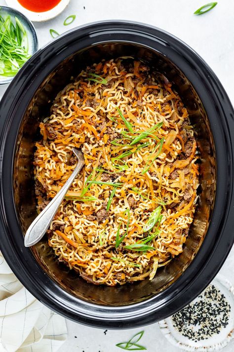 Slow Cooker Ramen Noodles Healthy Easy Slow Cooker Meals, Slow Cooker Ramen Beef, Ramon Noodles Crockpot, Healthy Crockpot Ramen, Ground Beef Ramen Crockpot, Crockpot Roman Noodles, Crock Pot Beef Ramen, Slow Cooker Pork Ramen, Crockpot Recipes With Noodles