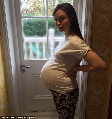 'Does my tum look big in this?' Heavily-pregnant Sophie Ellis-Bextor looked ready to pop a... Sophie Ellis Bexter, Sophie Michelle, Big Pregnant, Heavily Pregnant, Sophie Ellis Bextor, Baby Bump Style, Pregnant Celebrities, Pregnancy Looks, Bump Style