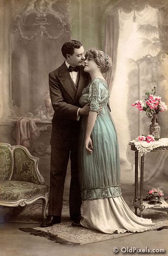 Victorian romance - couple in love - circa 1915 hand-tinted photograph Vintage Foto's, Victorian Romance, Istoria Artei, Postal Vintage, Vintage Couples, Vintage Romance, Victorian Women, Wallpaper Vintage, Foto Vintage