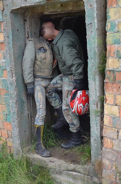 Skinhead Boots, Skinhead Fashion, Hot Army Men, Punk Boots, Men Kissing, Country Men, Army Men, Men In Uniform, Military Men