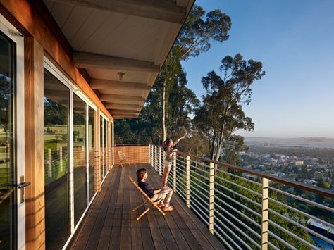 Mid-century modern home renovation in Berkeley Hills Balcony House Design, Mid Century Modern Deck, Modern Balcony Design, Mid Century Modern Homes, Berkeley Hills, Modern Porch, Modern Deck, San Francisco Design, House Planning