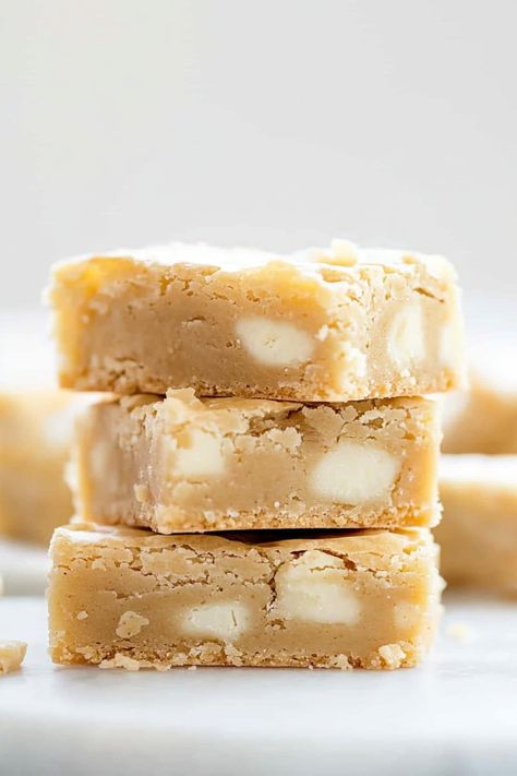 These soft and fudgy white chocolate brownies are a dreamy spin on the classic brownie, featuring rich, buttery white chocolate flavor in every bite. White Chocolate Brownies Recipe, White Brownies, White Chocolate Brownies, White Chocolate Blondies, How To Make Brownies, White Chocolate Bar, Golden Birthday, Brownie Bar, White Chocolate Chips