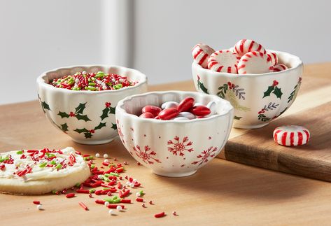 Christmas Bowl Ceramic, Christmas Candy Bowl, Christmas Bowls, Holiday Dips, Nutcracker Sweet, Table Accents, Christmas Bowl, Display Coffee Table, Small Snacks