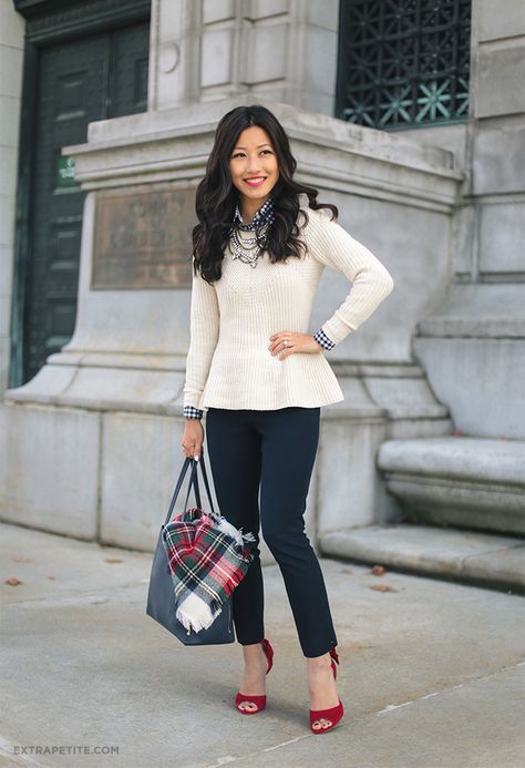 holiday office outfit // cream sweater, navy petite pants, red heels for work Fall Professional Outfits Women, Casual Work Outfit Spring, Extra Petite, Peplum Sweater, Spring Work Outfits, Paris Mode, Crochet Clothing, Office Attire, Business Casual Outfits