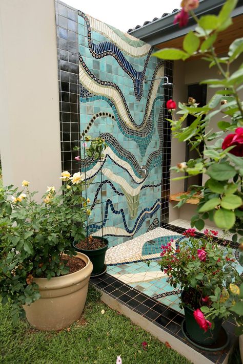 Outdoor Tile Wall Ideas, Outdoor Wall Mosaic Ideas, Tiled Outdoor Wall, Mosaic Porch, Mosaic Shower Wall, Outside Shower Ideas, Outside Wall Decor, Outside Wall Art, Dog Friendly Backyard