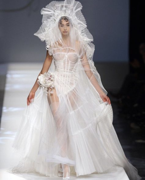 Weird Wedding Dress, Worst Wedding Dress, Unusual Dresses, Jean Paul Gaultier Haute Couture, Paul Gaultier Spring, Wedding Dresses Cinderella, Runway Outfits, Couture Looks, Spring Couture