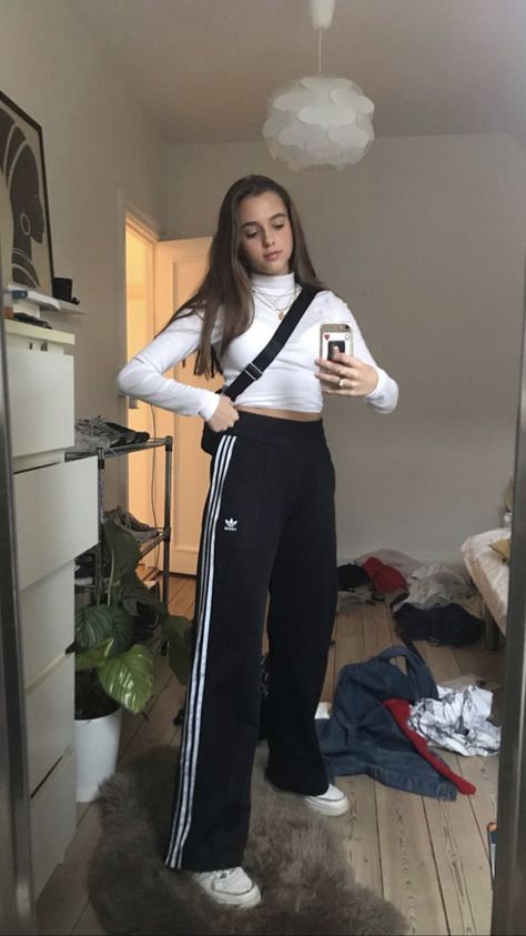 Sporty Outfits For Women, Street Style Photography, Look Grunge, 90s Adidas, Grunge Look, Adidas Outfit, Sporty Outfits, Adidas Pants, Looks Style