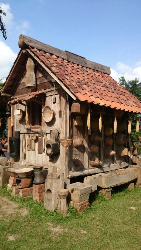 Kampong House, Casa Hobbit, Little Cabin In The Woods, Medieval Houses, Cool Wood Projects, Little Cabin, Village House Design, Earthship, Tiny House Cabin