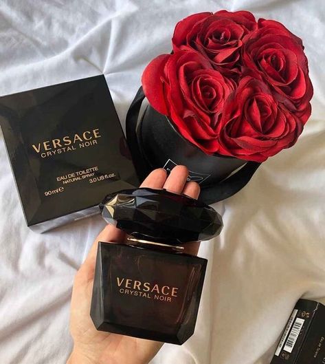 Perfume Versace Mujer, Purple Perfume, Versace Crystal Noir, Versace Fragrance, Light Blue Dolce Gabbana, Crystal Noir, Perfume Versace, Parfum Victoria's Secret, Versace Perfume