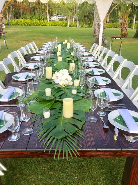 Hawain Party, Hawaiian Centerpieces, Tropical Wedding Centerpieces, Tropical Wedding Theme, Tafel Decor, Party Table Settings, Estilo Tropical, Wedding Party Table, Outdoor Dinner