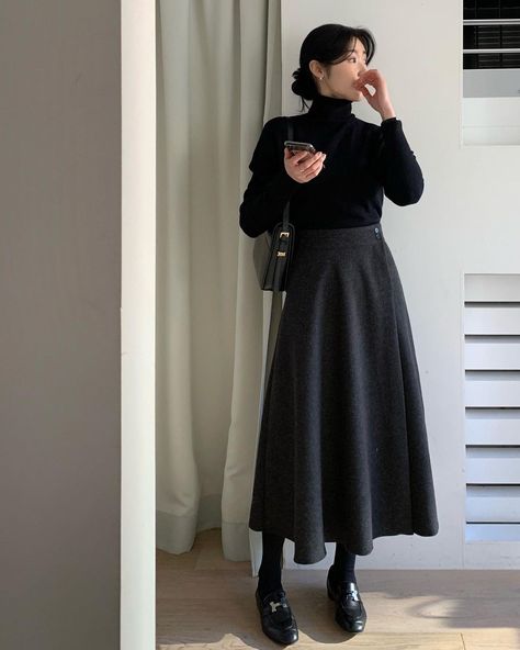 Panelled Skirt Outfit, Long Skirt Turtleneck Outfit, Long Black Skirt Outfit Winter Korean, 20 Celsius Outfit, Modest Classic Outfit, Assymetrical Skirt Outfits, 겨울 치마 코디, Timeless Style Women, Elegant Woman Aesthetic