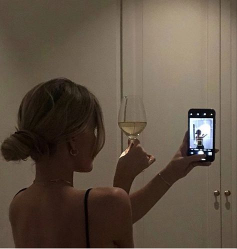 Foto Tips, Foto Poses, Classy Aesthetic, Instagram Pose, Instagram Photo Inspiration, Glass Of Wine, Rich Girl, 가을 패션, Instagram Inspo