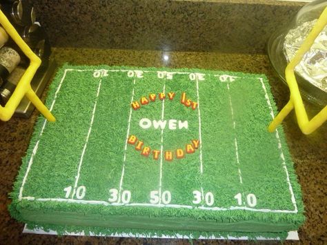 Football field sheet cake ~ 1st birthday cake.  Cake by: Bella Baby Cakes Football Field Birthday Cake, Football Sheet Cake Ideas, Football Sheet Cake, Football Field Cake, Football Snack Food, Frosting Piping, Cake 1st Birthday, Football Cakes, Daniel Tiger Birthday Party