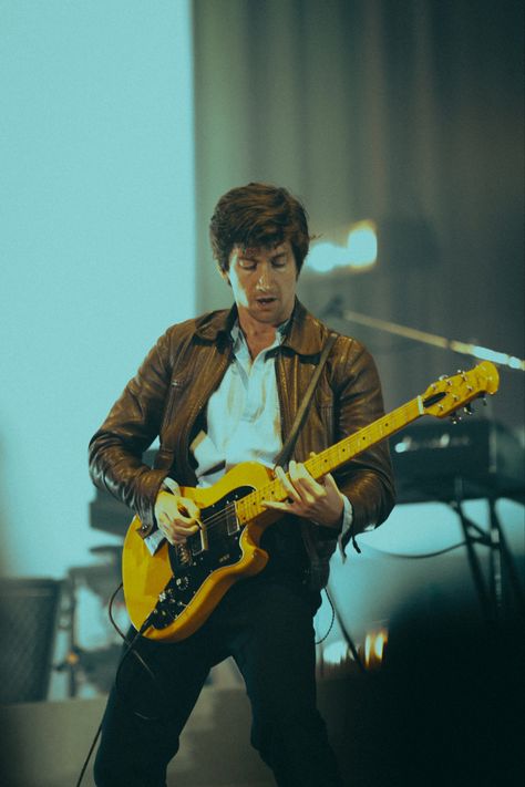 Alex Turner Short Hair, Alex Turner Leather Jacket, 70s Style Men, Photography 70s, Dan Reynolds, Car Tour, Leather Jacket Style, Alex Turner, Brown Jacket