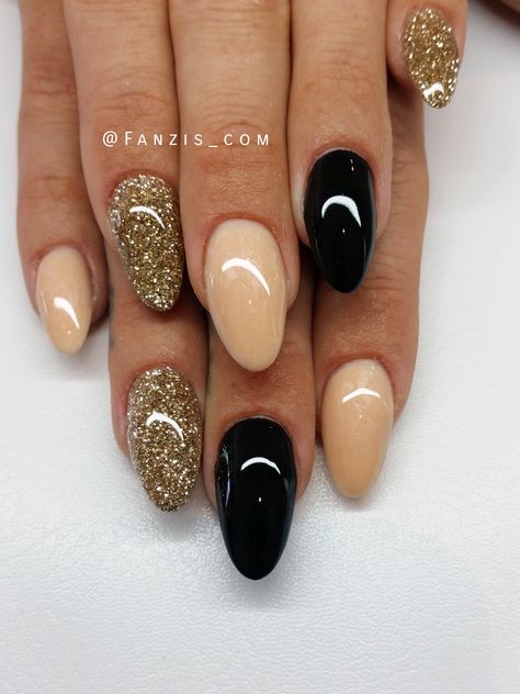 Nail Design Gold, Do It Yourself Nails, Black Gold Nails, Unghie Sfumate, New Years Eve Nails, Nails Yellow, Nails Matte, Gold Glitter Nails, White Acrylic Nails