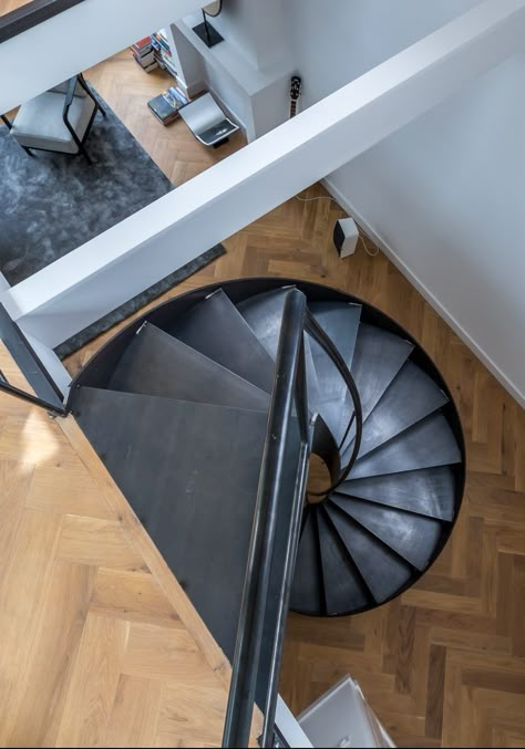 Modern Spiral Stairs, Small Spiral Staircase, Staircases Modern, Steel Spiral Staircase, Spiral Staircase Design, Staircase Spiral, Staircase Layout, Arch Stairs, Round Stairs