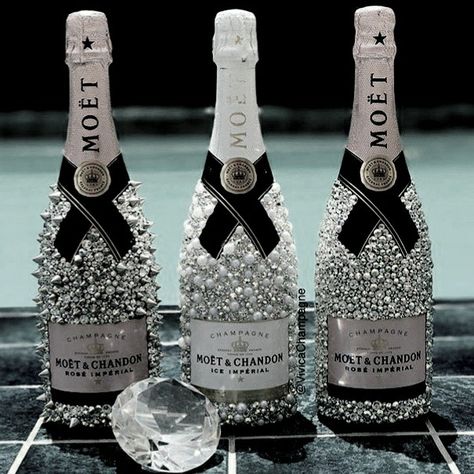 Pearl Covered Champagne Bottle, Jeweled Champagne Bottle, Rhinestone Champagne Bottle, Bling Bottles Liquor Diy, Pearl Champagne Bottle, Bling Liquor Bottle, Decorated Champagne Bottles, Champagne Bottle Decoration, Glitter Champagne Bottle